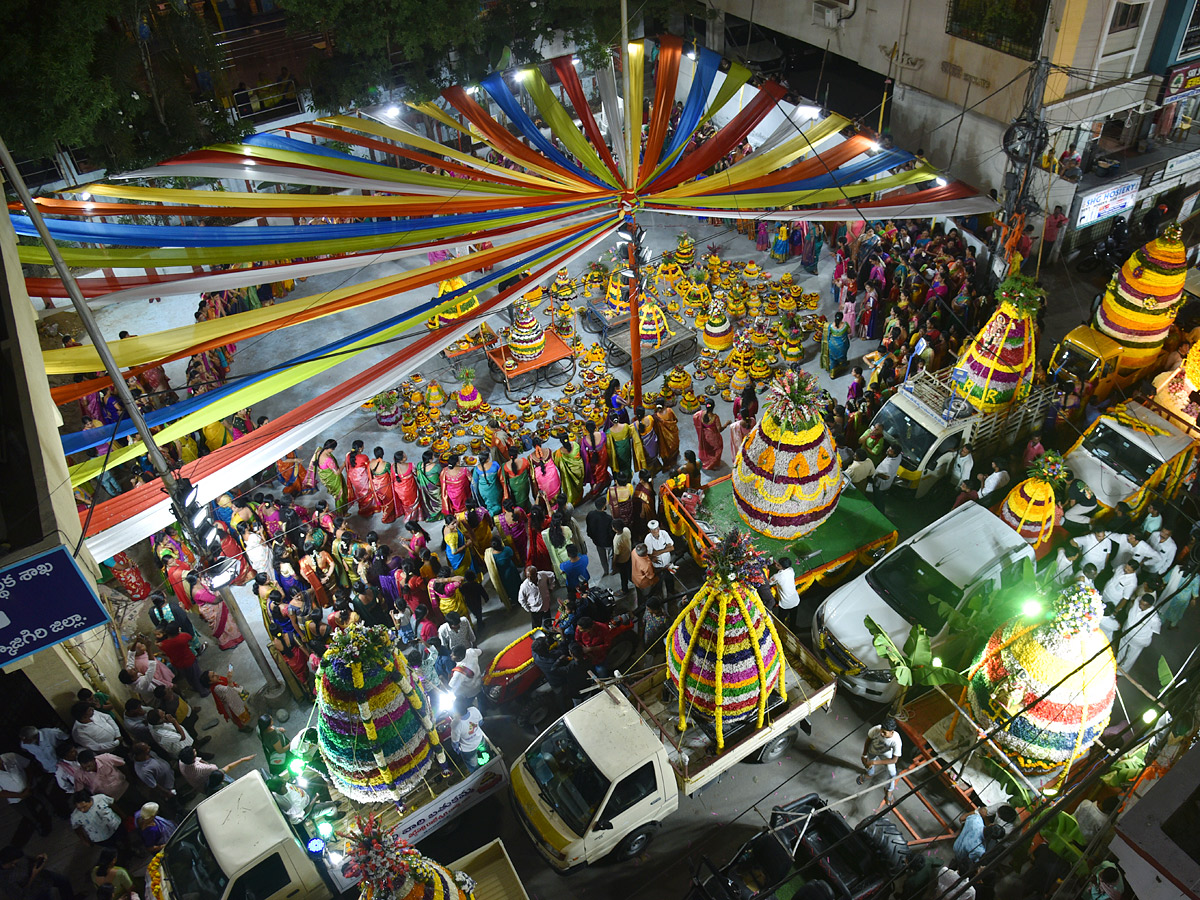 saddula_20bathukamma_20CeleBrations_20in_20Telangana_20Photos19.jpg 22