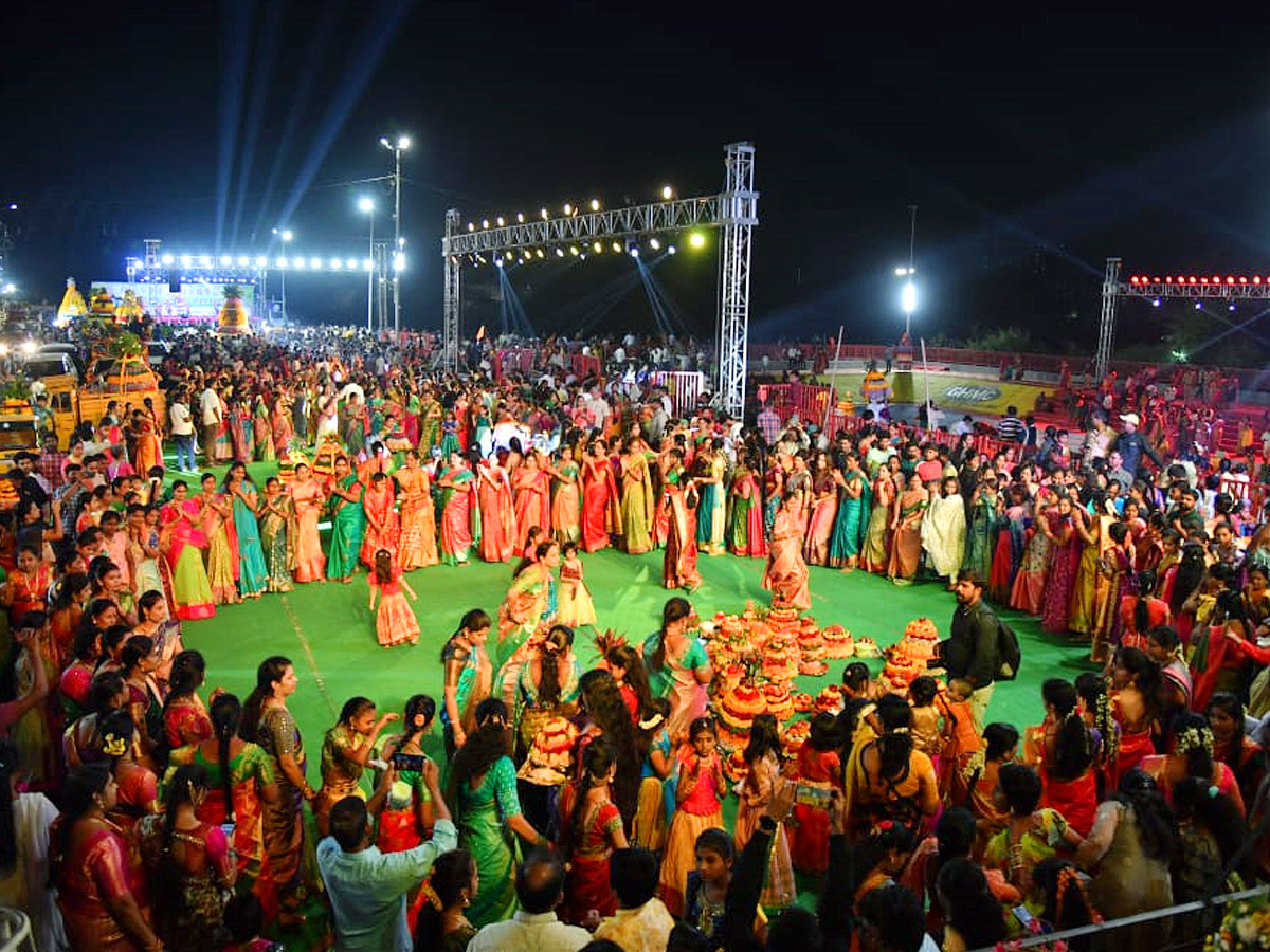 saddula_20bathukamma_20CeleBrations_20in_20Telangana_20Photos22.jpg 23