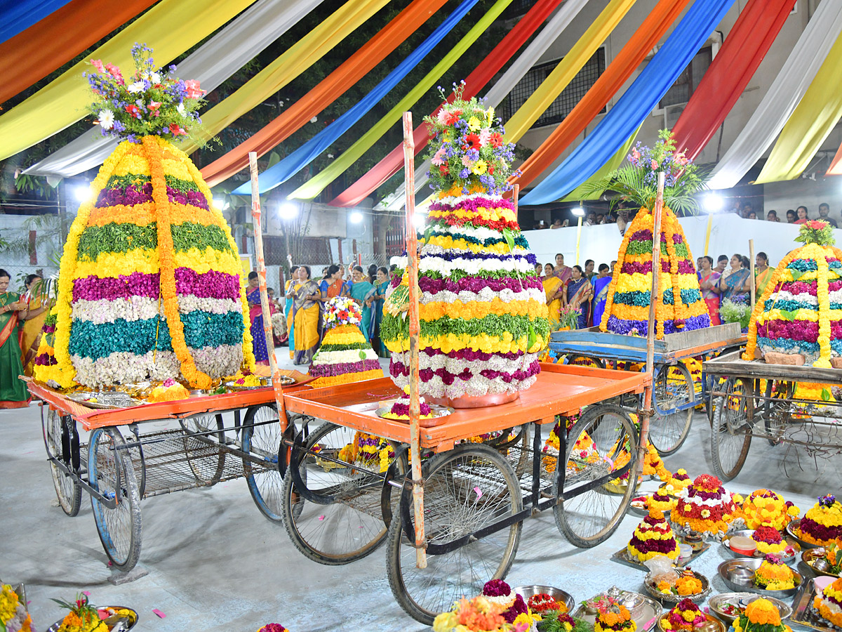saddula_20bathukamma_20CeleBrations_20in_20Telangana_20Photos24.jpg 25