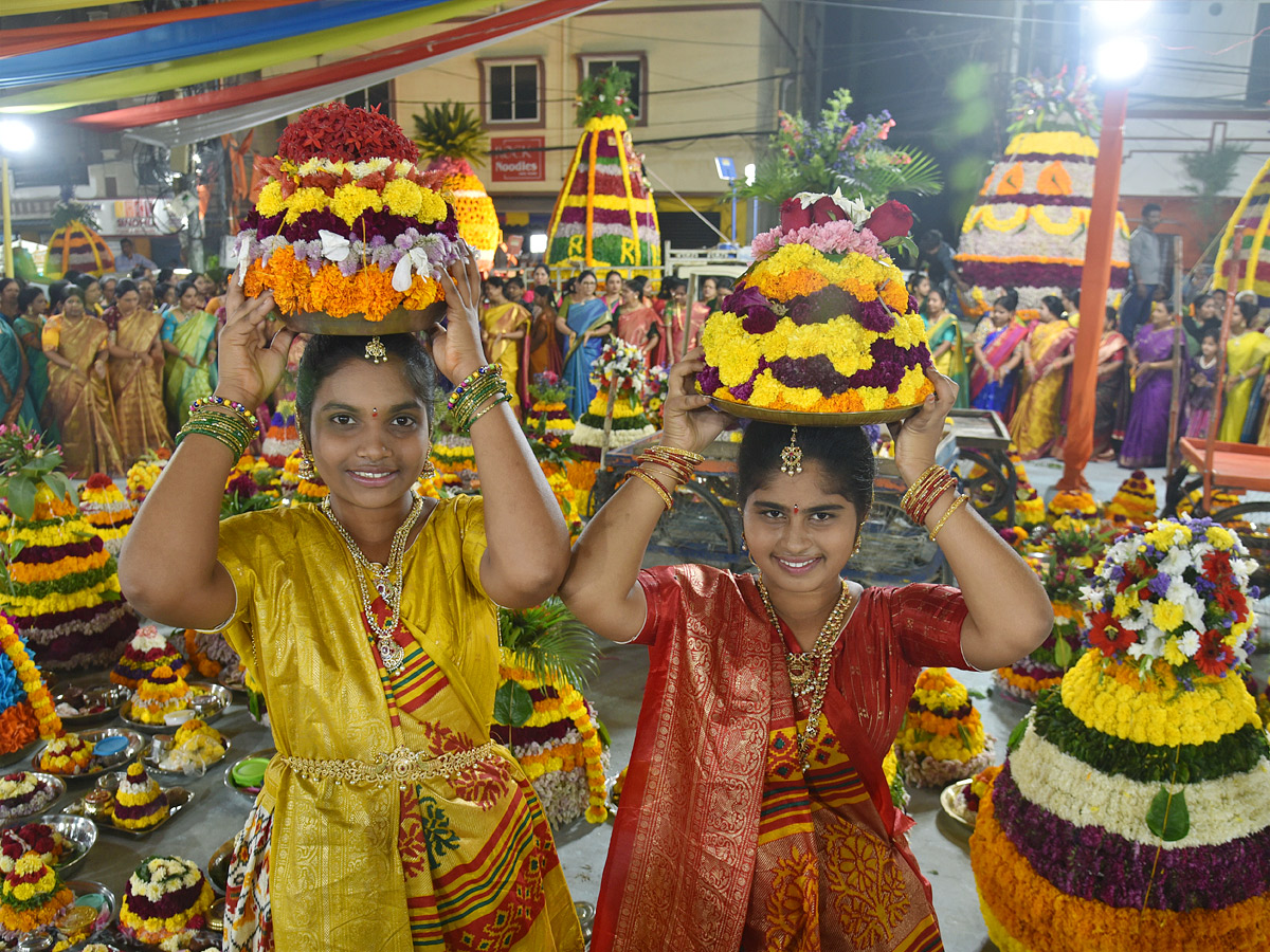 saddula_20bathukamma_20CeleBrations_20in_20Telangana_20Photos27.jpg 26