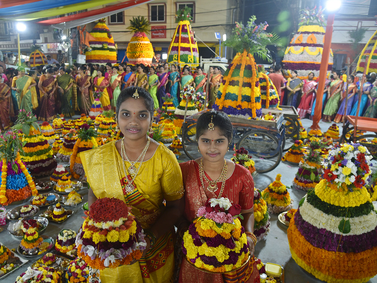 saddula_20bathukamma_20CeleBrations_20in_20Telangana_20Photos8.jpg 14