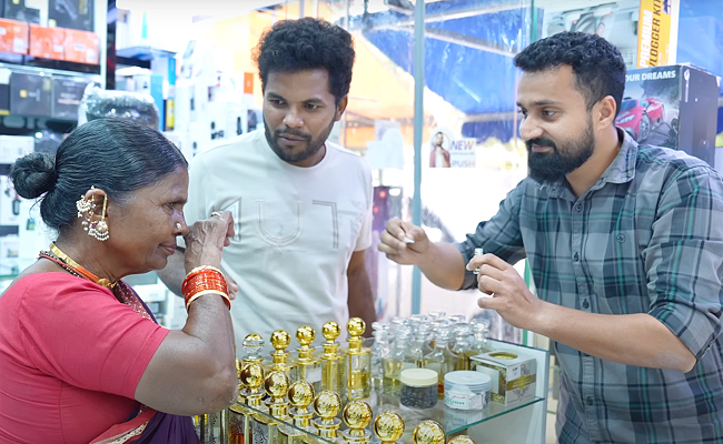 Boss_20contestant_20Gangavva_20visits_20Dubai_20along_20with_20her_20My_20Village_20Show_20team_20Photos_7.jpg 8