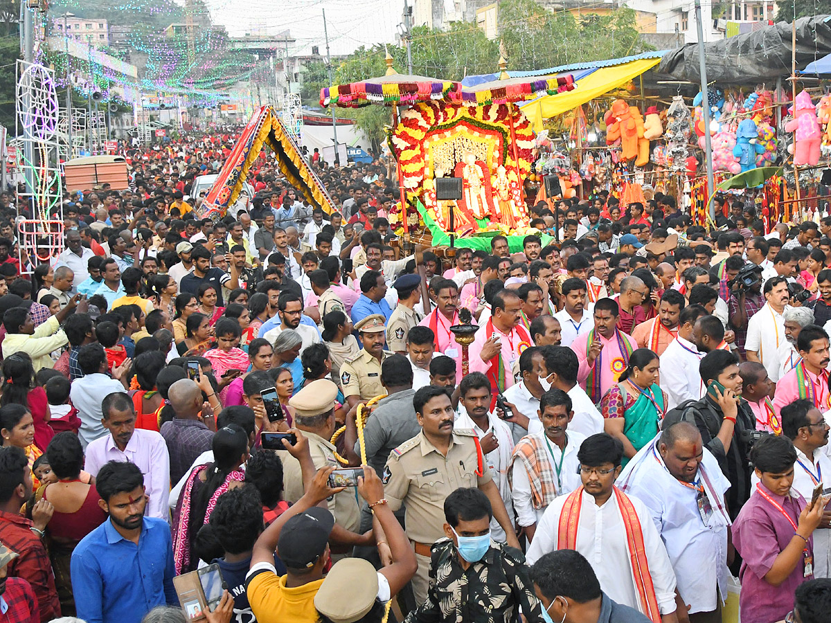 Sri_20Kanaka_20Durga_20and_20Malleswara_20Swami_20in_20Hamsa_20Vahanam_20photos_14.jpg 12