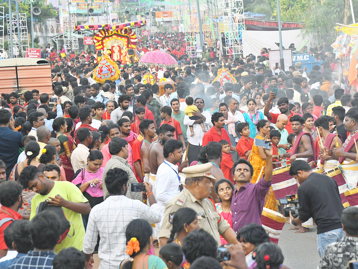 Sri_20Kanaka_20Durga_20and_20Malleswara_20Swami_20in_20Hamsa_20Vahanam_20photos_16.jpg 14