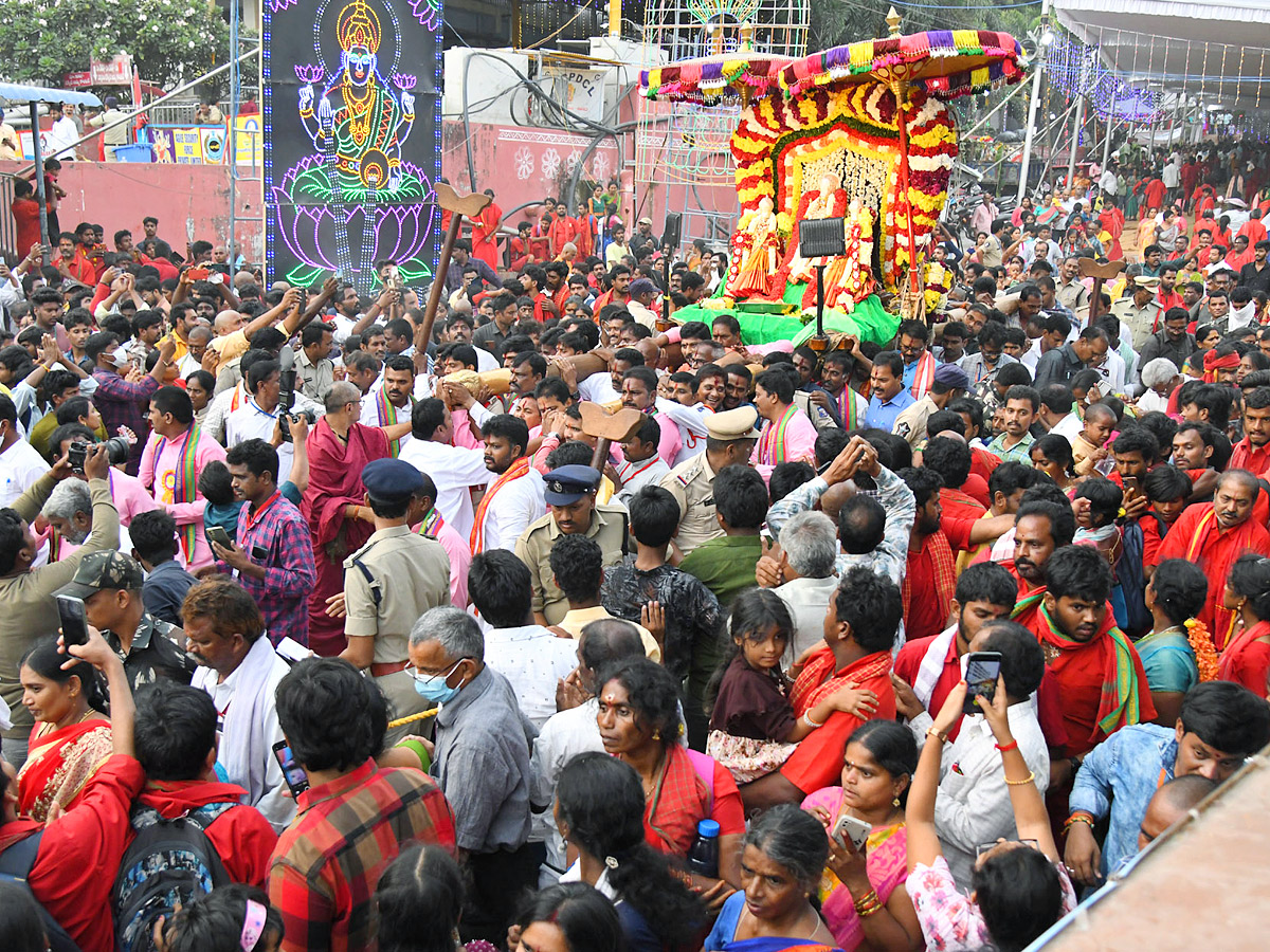 Sri_20Kanaka_20Durga_20and_20Malleswara_20Swami_20in_20Hamsa_20Vahanam_20photos_17.jpg 15