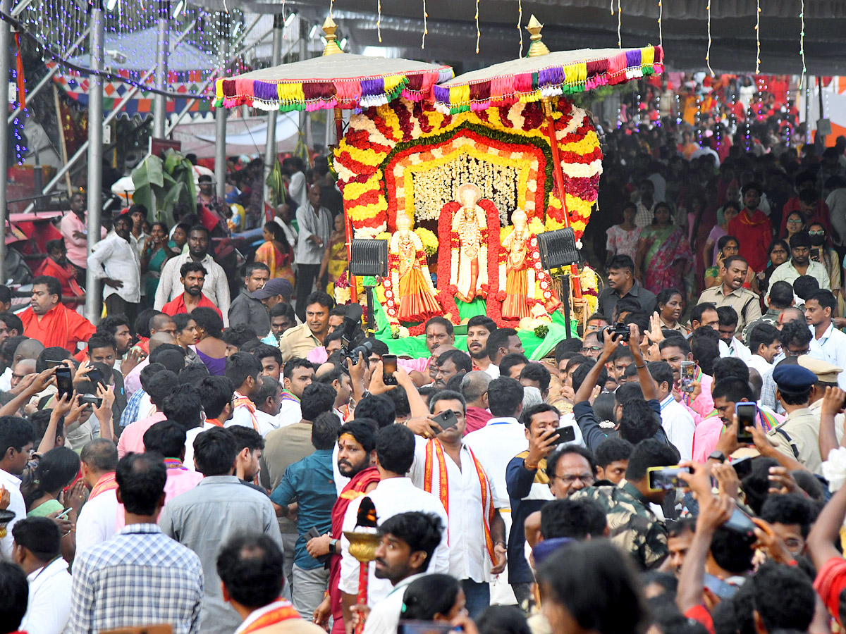 Sri_20Kanaka_20Durga_20and_20Malleswara_20Swami_20in_20Hamsa_20Vahanam_20photos_18.jpg 16