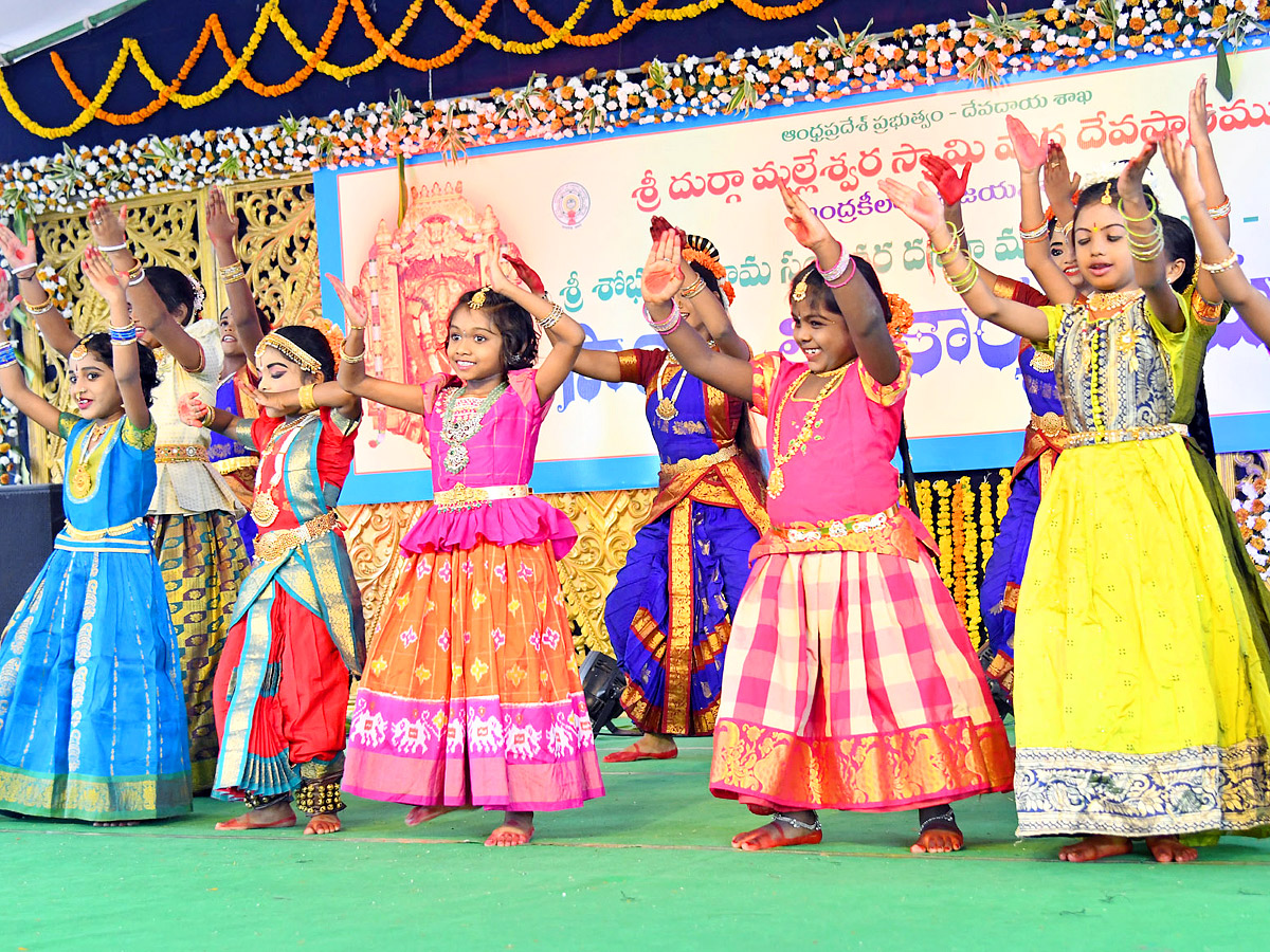 Sri_20Kanaka_20Durga_20and_20Malleswara_20Swami_20in_20Hamsa_20Vahanam_20photos_23.jpg 21