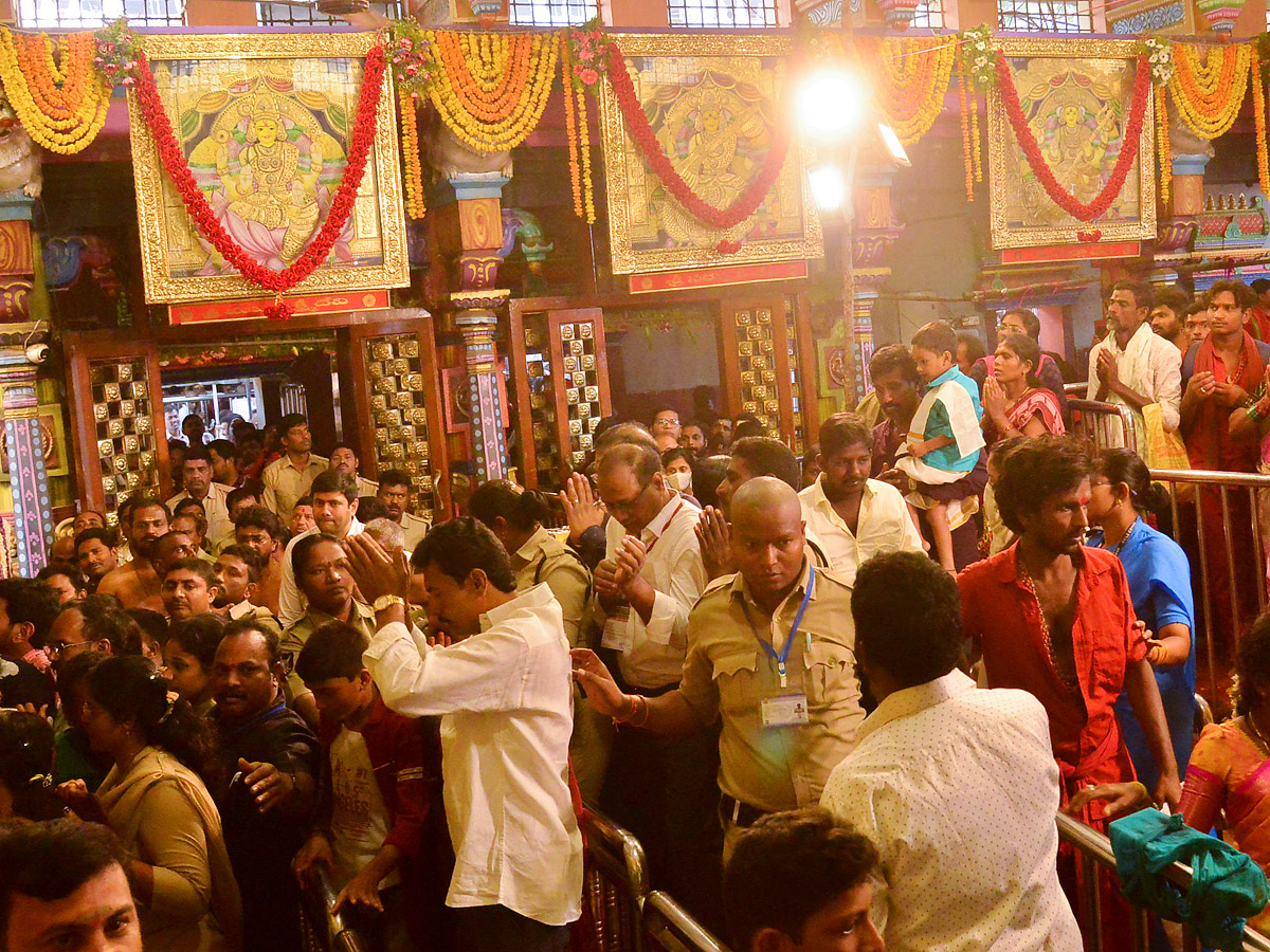Sri_20Kanaka_20Durga_20and_20Malleswara_20Swami_20in_20Hamsa_20Vahanam_20photos_30.jpg 28