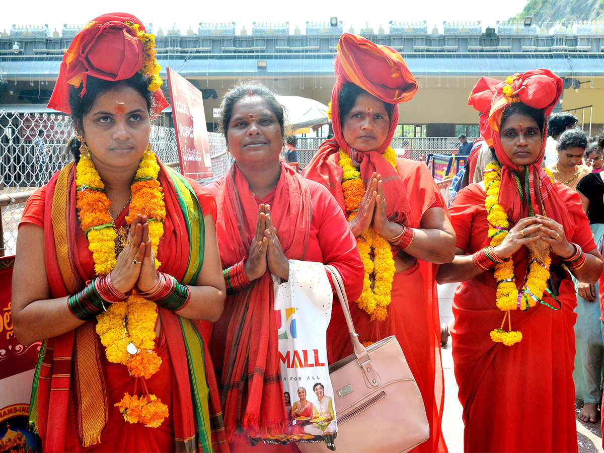 Indrakeeladri_20Bhavani_20Deeksha_20Photos-12.jpg 11