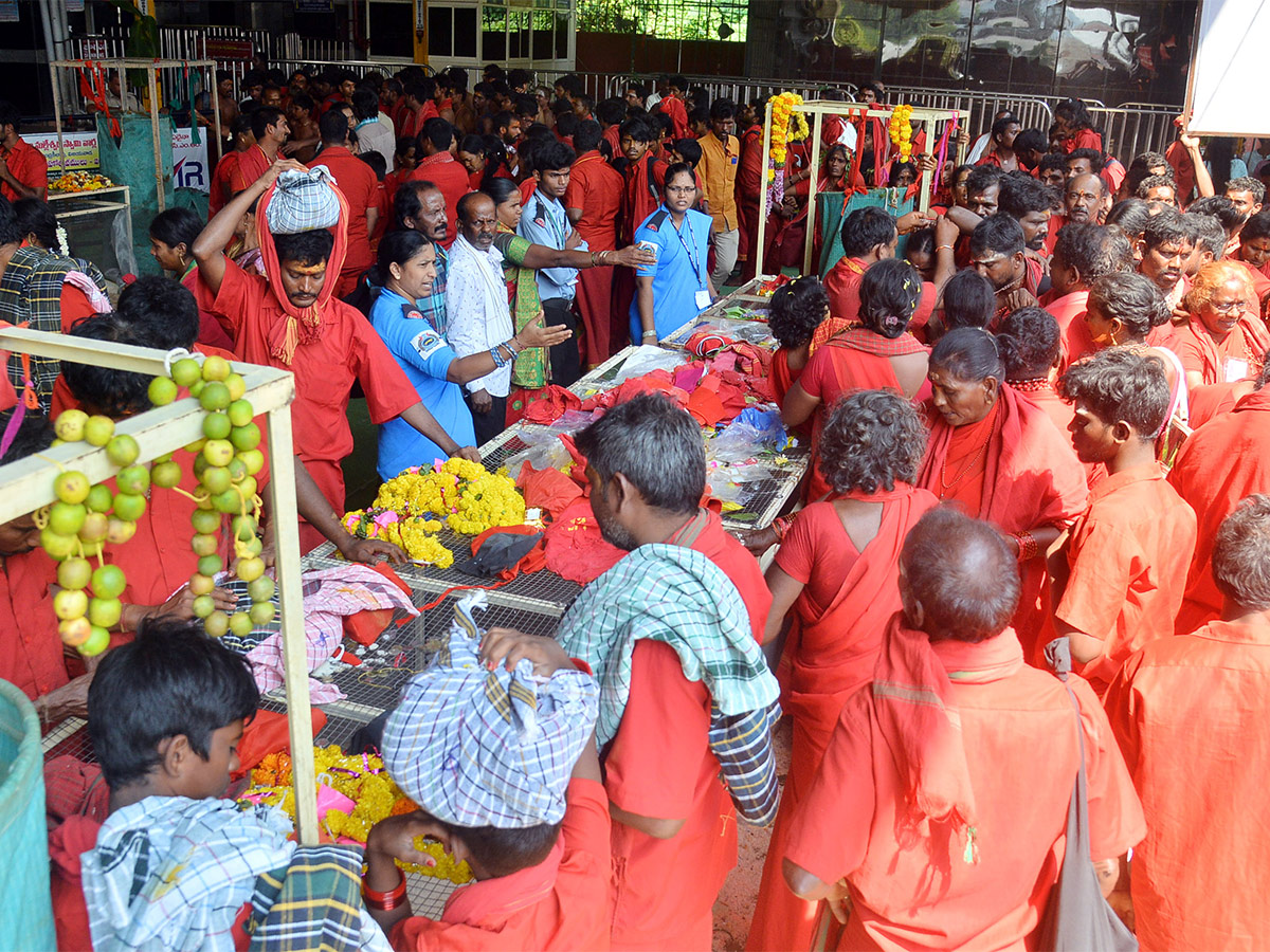 Indrakeeladri_20Bhavani_20Deeksha_20Photos-17.jpg 14