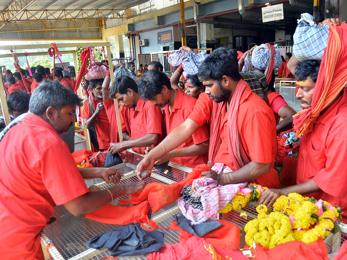 Indrakeeladri_20Bhavani_20Deeksha_20Photos-22.jpg 18
