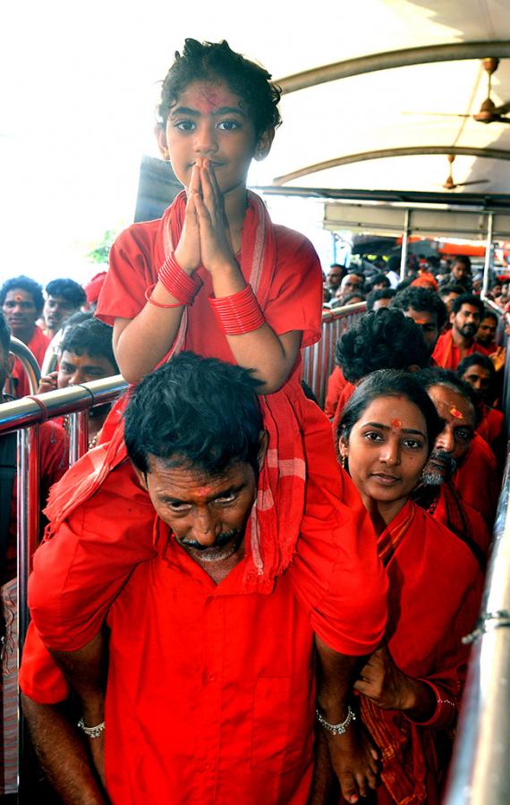 Indrakeeladri_20Bhavani_20Deeksha_20Photos-33.jpg 28