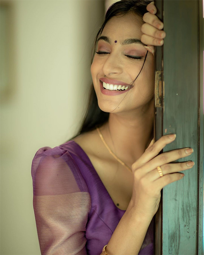 Tiger_20Nageswara_20Rao_20Actress_20Anukreethy_20Vas_20Photos-10.jpg 9