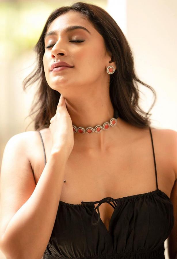 Tiger_20Nageswara_20Rao_20Actress_20Anukreethy_20Vas_20Photos-12.jpg 11