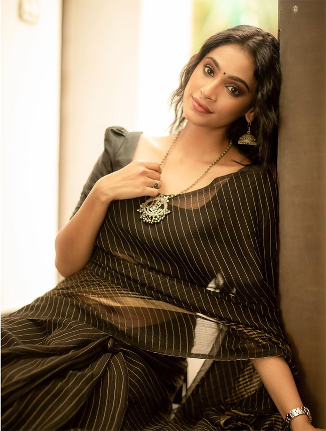 Tiger_20Nageswara_20Rao_20Actress_20Anukreethy_20Vas_20Photos-15.jpg 14