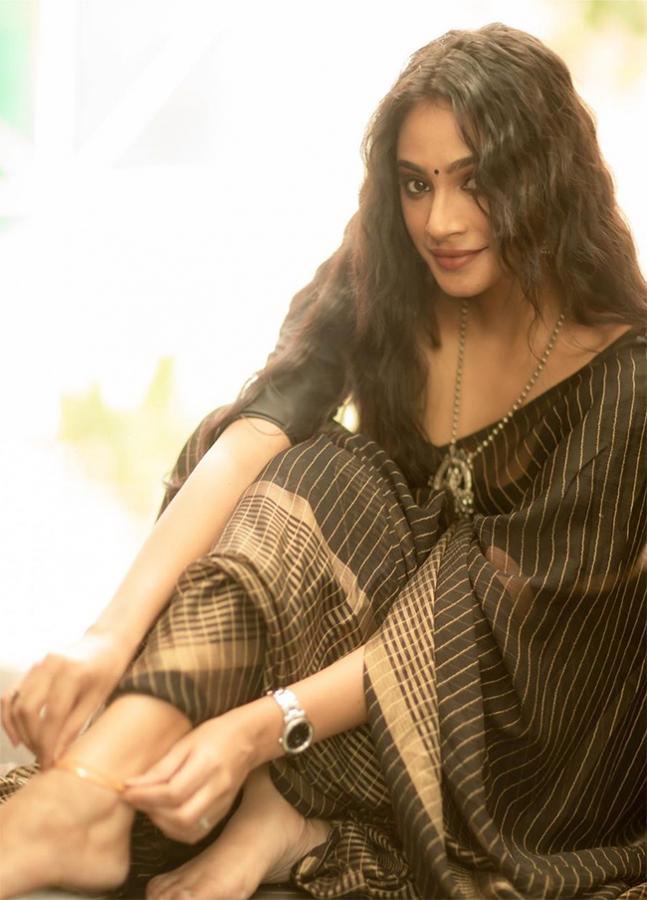 Tiger_20Nageswara_20Rao_20Actress_20Anukreethy_20Vas_20Photos-4.jpg 3