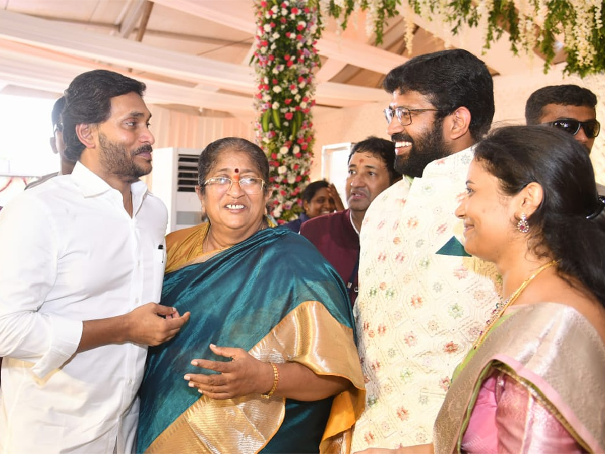 CM_20YS_20Jagan_20attended_20reception_20of_20MLA_20Jakkampudi_20Raja_20Indra-3.jpg 3