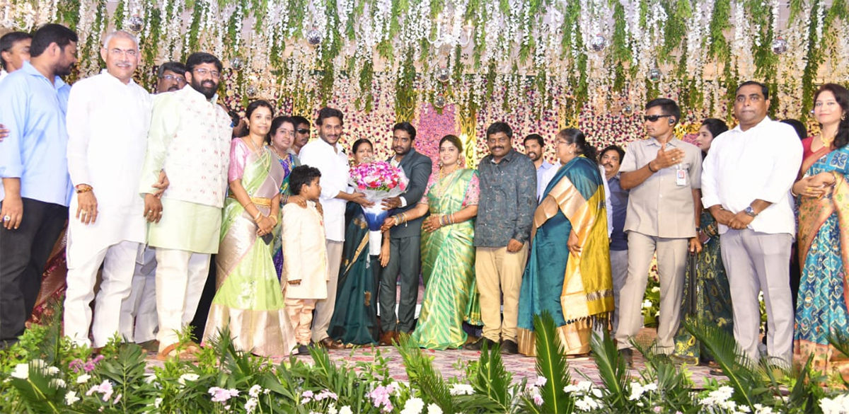CM_20YS_20Jagan_20attended_20reception_20of_20MLA_20Jakkampudi_20Raja_20Indra-4.jpg 4