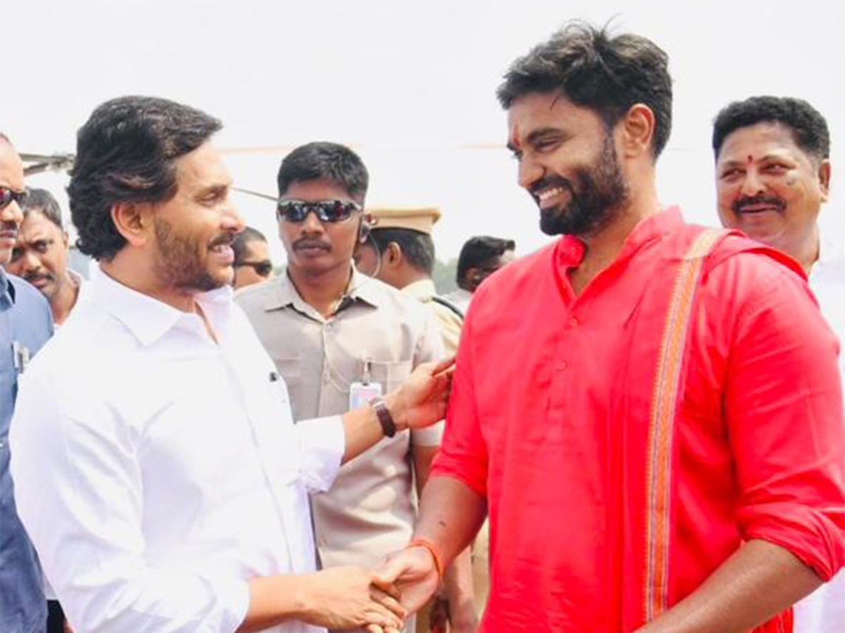 CM_20YS_20Jagan_20attended_20reception_20of_20MLA_20Jakkampudi_20Raja_20Indra-6.jpg 6