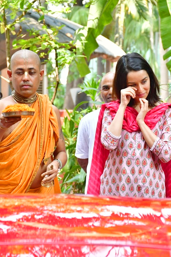 Shraddha_20Kapoor_20Visit_20Iskcon_20Temple_20in_20New_20Lamborghini_20Huracan_20Photos_1.jpg 2
