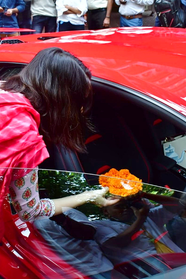 Shraddha_20Kapoor_20Visit_20Iskcon_20Temple_20in_20New_20Lamborghini_20Huracan_20Photos_2.jpg 3