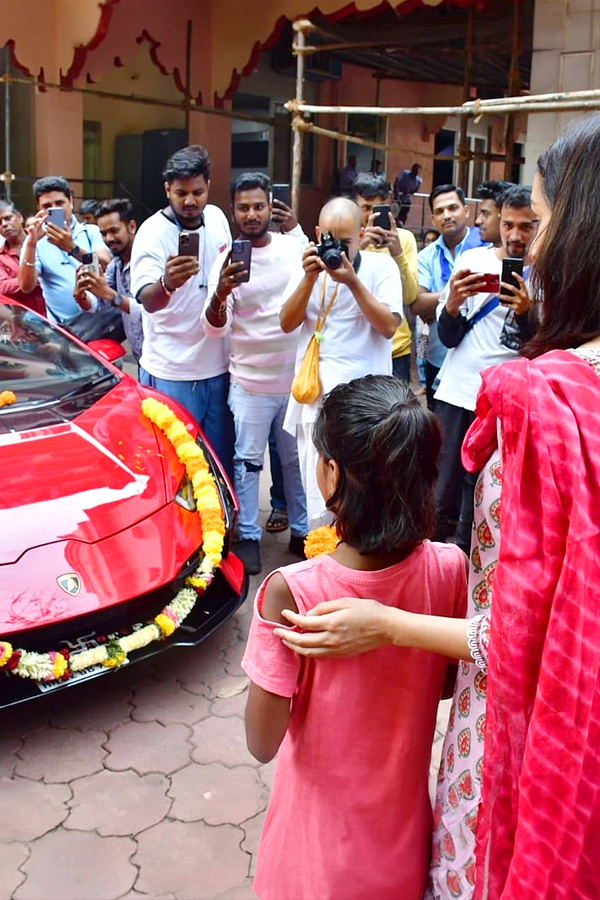 Shraddha_20Kapoor_20Visit_20Iskcon_20Temple_20in_20New_20Lamborghini_20Huracan_20Photos_3.jpg 4