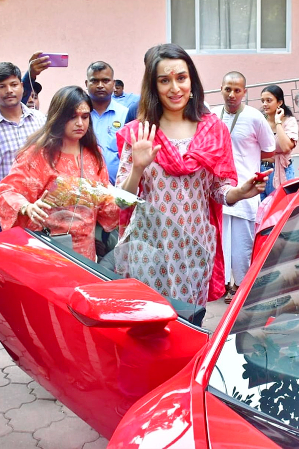 Shraddha_20Kapoor_20Visit_20Iskcon_20Temple_20in_20New_20Lamborghini_20Huracan_20Photos_5.jpg 6