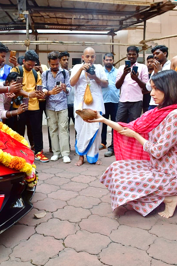 Shraddha_20Kapoor_20Visit_20Iskcon_20Temple_20in_20New_20Lamborghini_20Huracan_20Photos_7.jpg 8