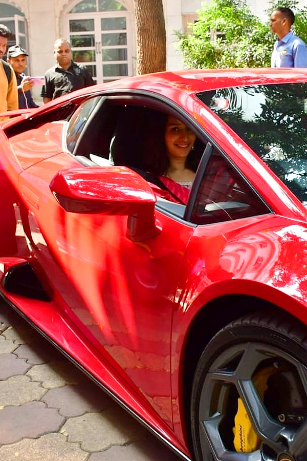 Shraddha_20Kapoor_20Visit_20Iskcon_20Temple_20in_20New_20Lamborghini_20Huracan_20Photos_8.jpg 9