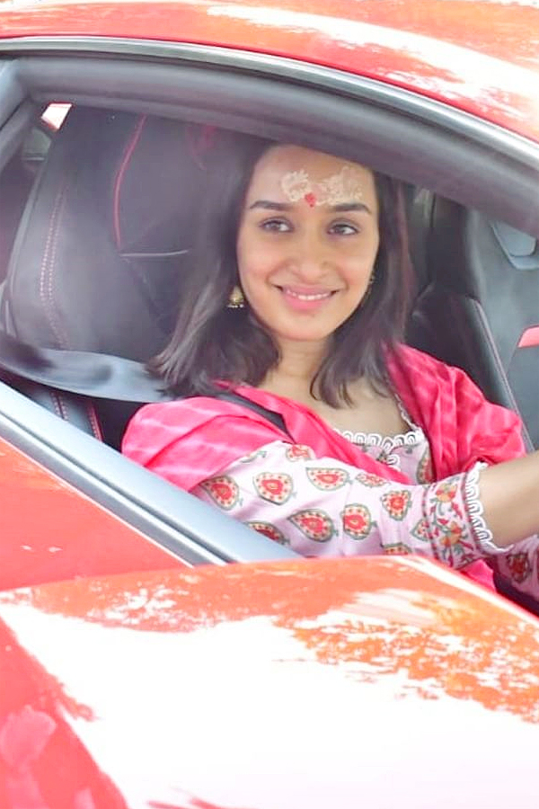 Shraddha_20Kapoor_20Visit_20Iskcon_20Temple_20in_20New_20Lamborghini_20Huracan_20Photos_9.jpg 10