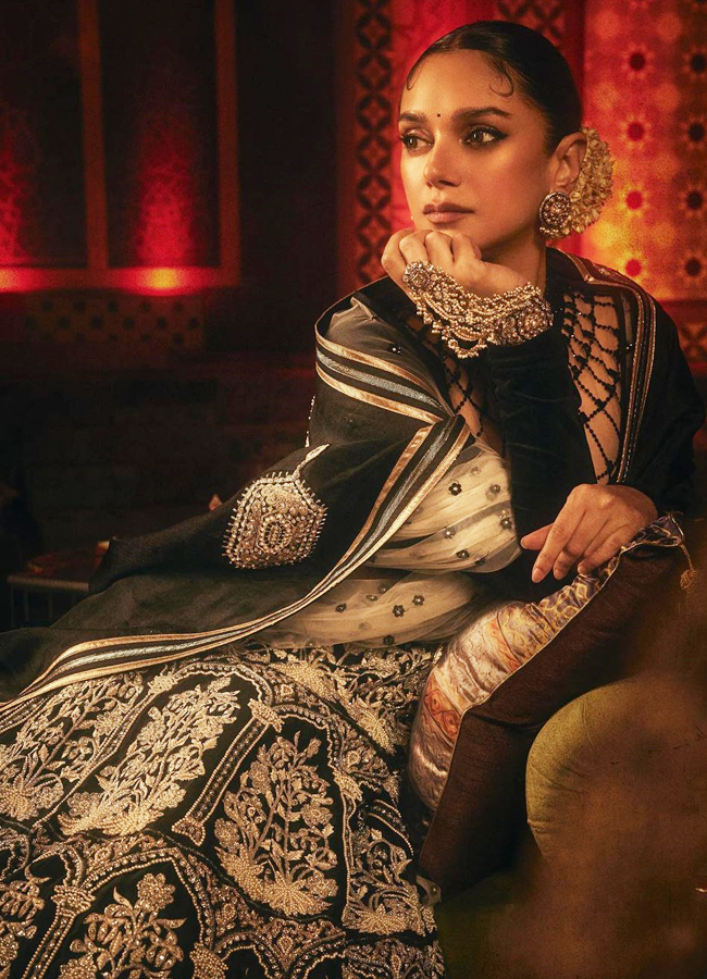 Aditi-Rao-Hydari-11.jpg 12