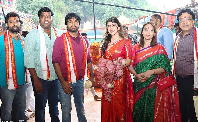 Bhagavanth_20Kesari_20movie_20team_20at_20Kanaka_20Durga_20temple_20Vijayawada_20photos_1.jpg 1