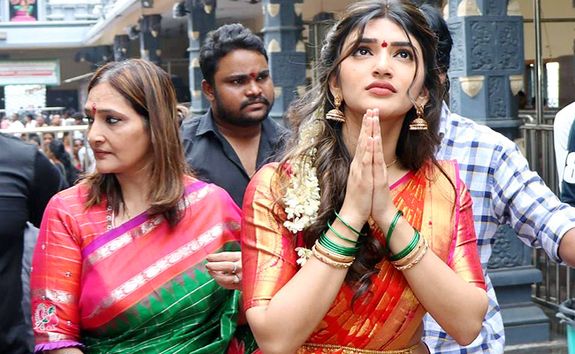 Bhagavanth_20Kesari_20movie_20team_20at_20Kanaka_20Durga_20temple_20Vijayawada_20photos_3.jpg 3