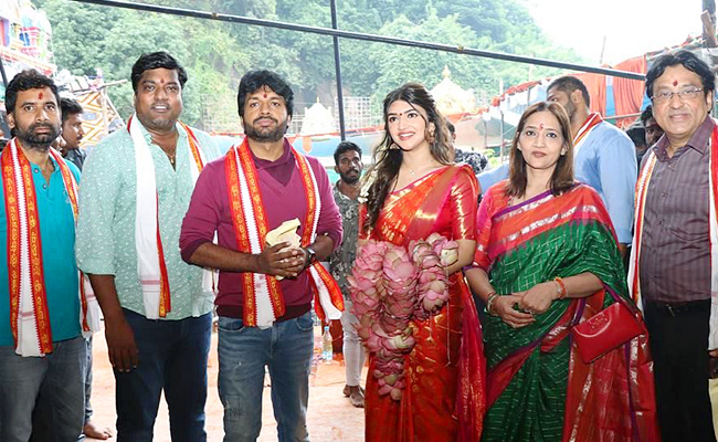 Bhagavanth_20Kesari_20movie_20team_20at_20Kanaka_20Durga_20temple_20Vijayawada_20photos_4.jpg 4