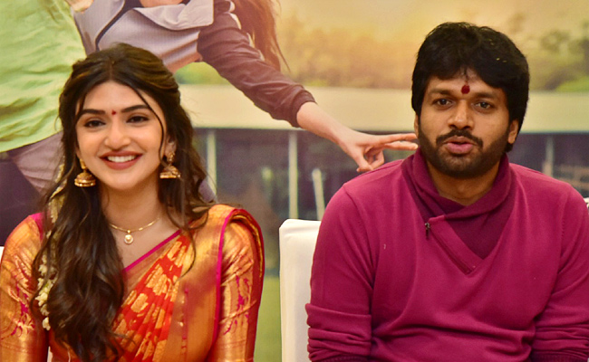Bhagavanth_20Kesari_20movie_20team_20at_20Kanaka_20Durga_20temple_20Vijayawada_20photos_5.jpg 5