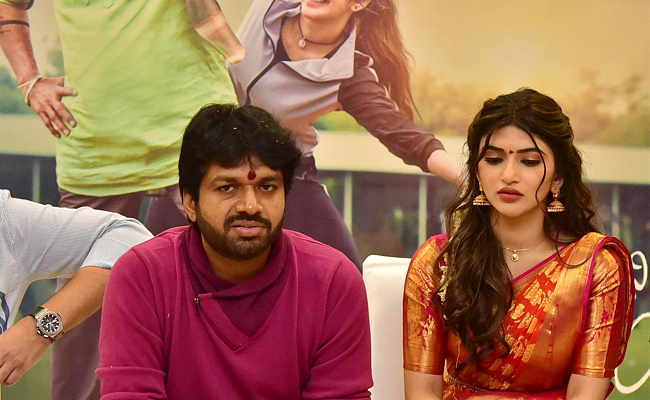Bhagavanth_20Kesari_20movie_20team_20at_20Kanaka_20Durga_20temple_20Vijayawada_20photos_6.jpg 6