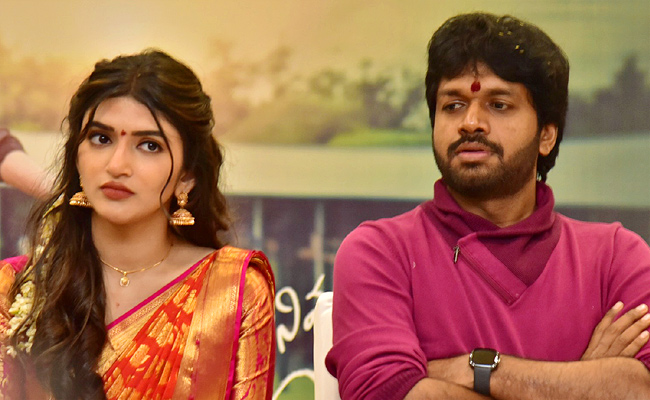 Bhagavanth_20Kesari_20movie_20team_20at_20Kanaka_20Durga_20temple_20Vijayawada_20photos_8.jpg 8