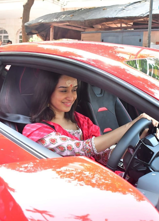Shraddha-Kapoor-lamborghini-3.jpg 4