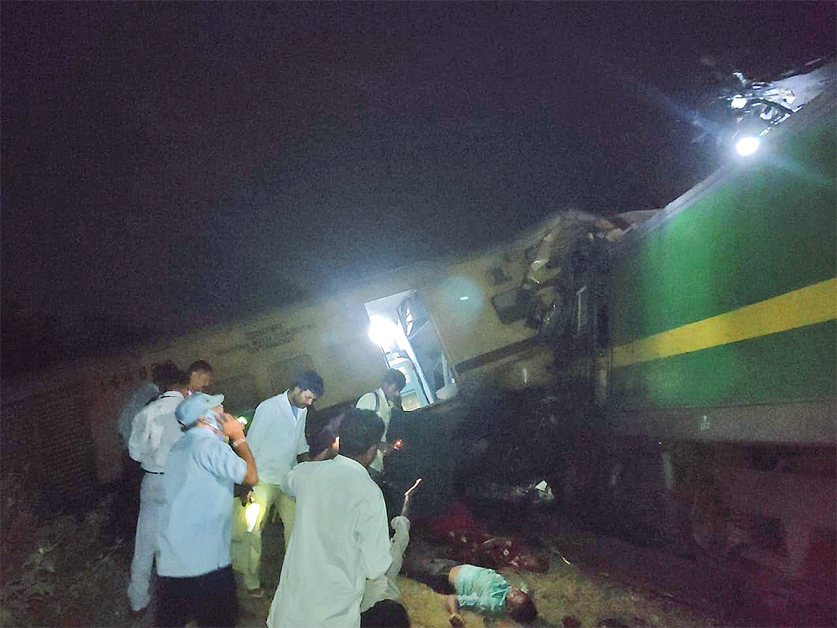 Photos_20Of_20Train_20Accident_20At_20Vizianagaram-10.jpg 10
