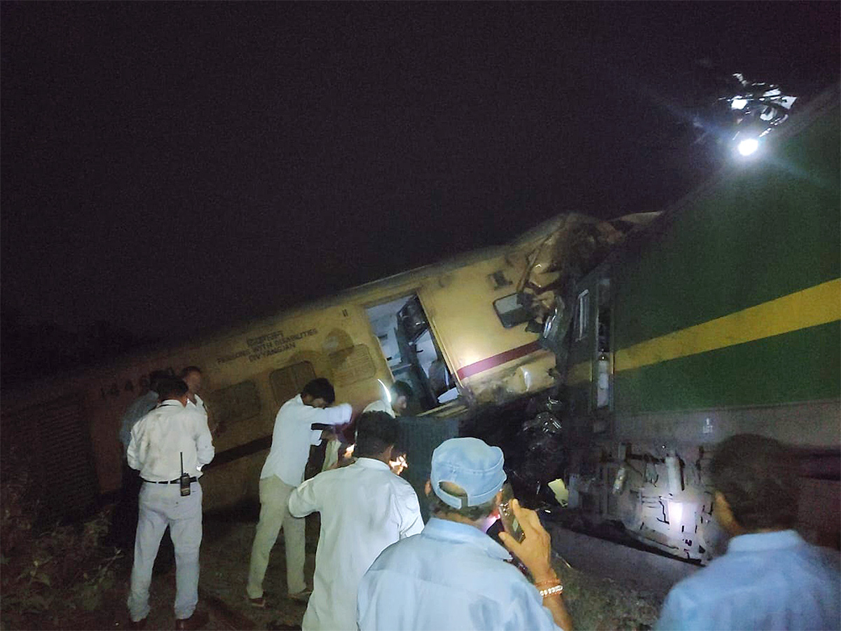 Photos_20Of_20Train_20Accident_20At_20Vizianagaram-2.jpg 2