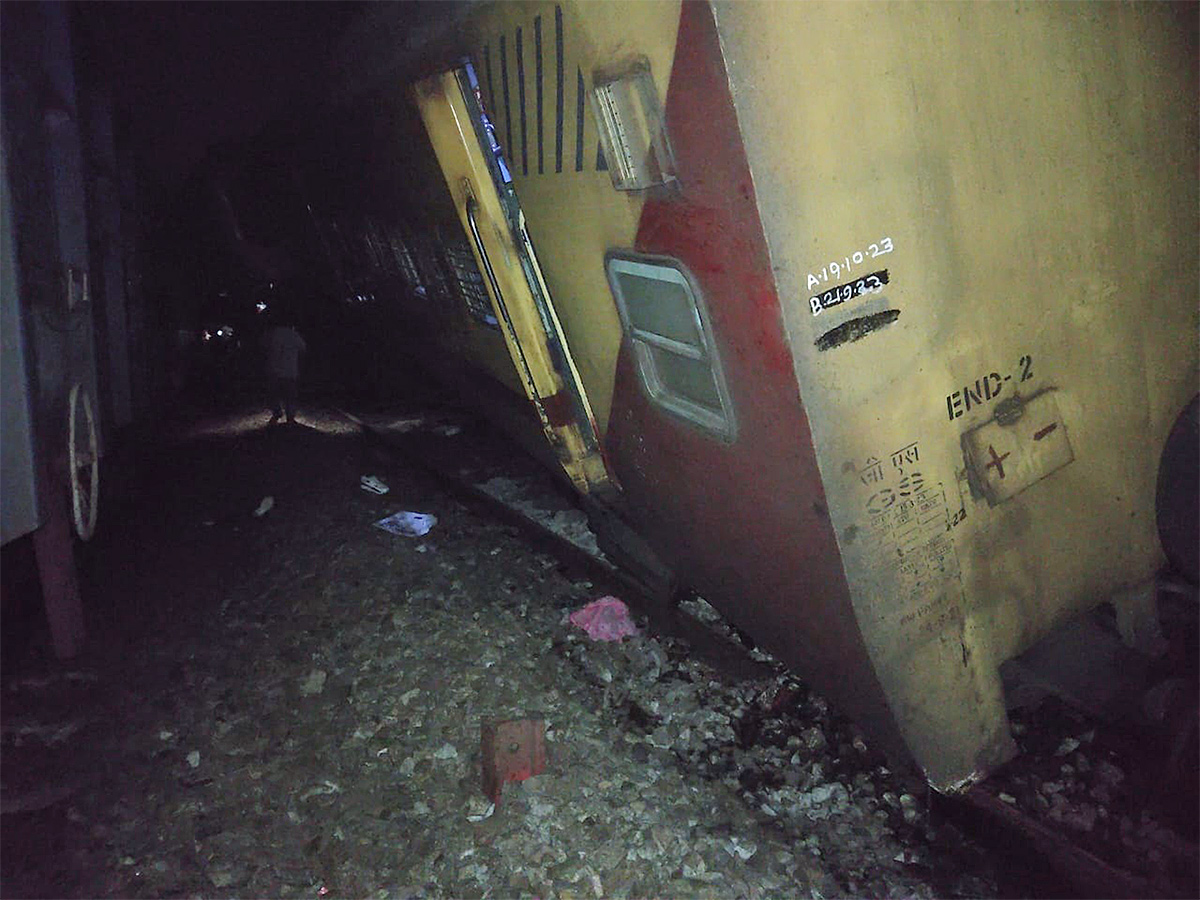 Photos_20Of_20Train_20Accident_20At_20Vizianagaram-3.jpg 3