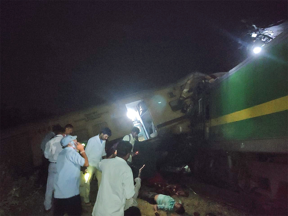 Photos_20Of_20Train_20Accident_20At_20Vizianagaram-8.jpg 8