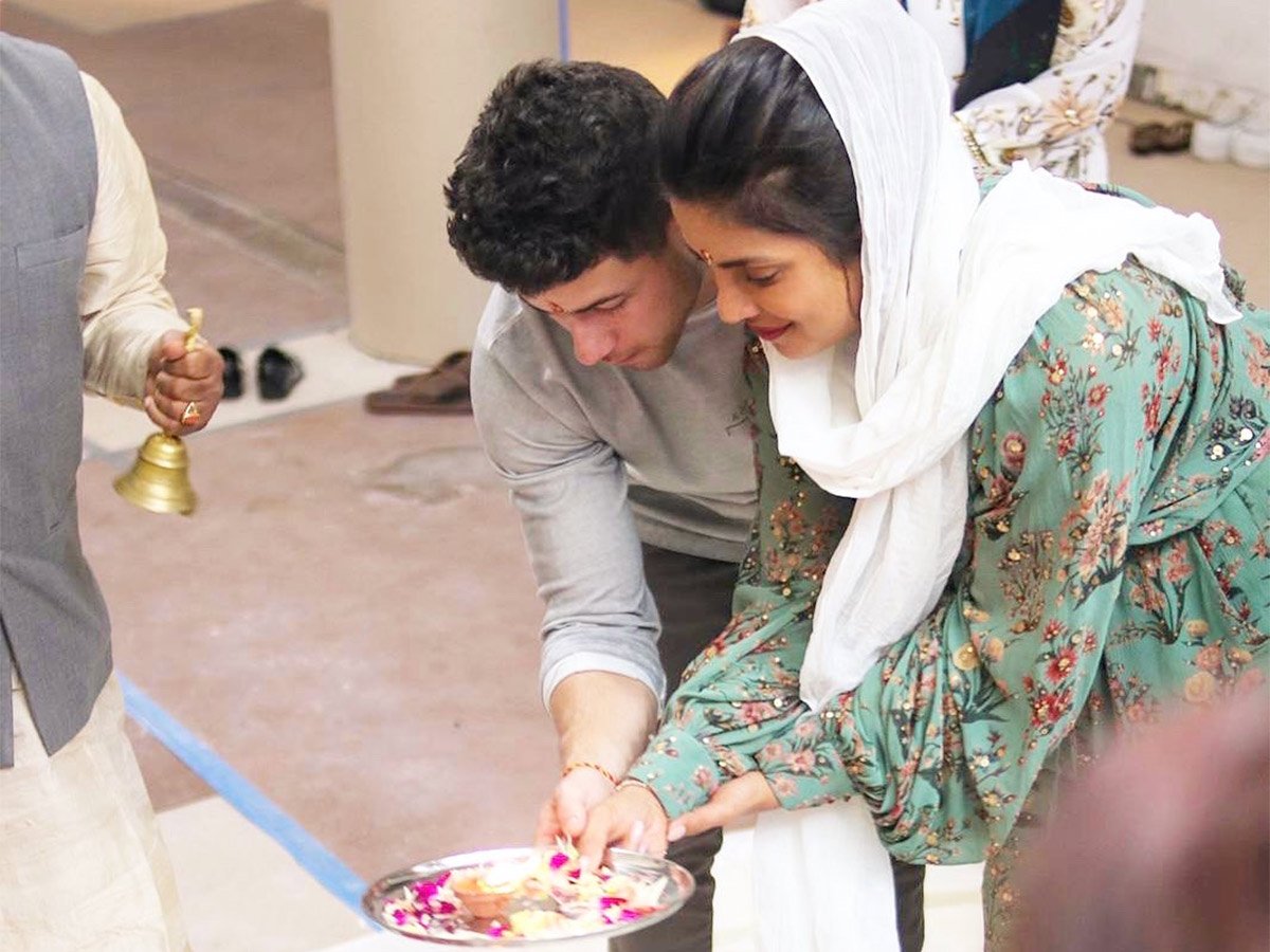 Priyanka_20Chopra_20And_20Nick_20Jonas_20Photos-12.jpg 12