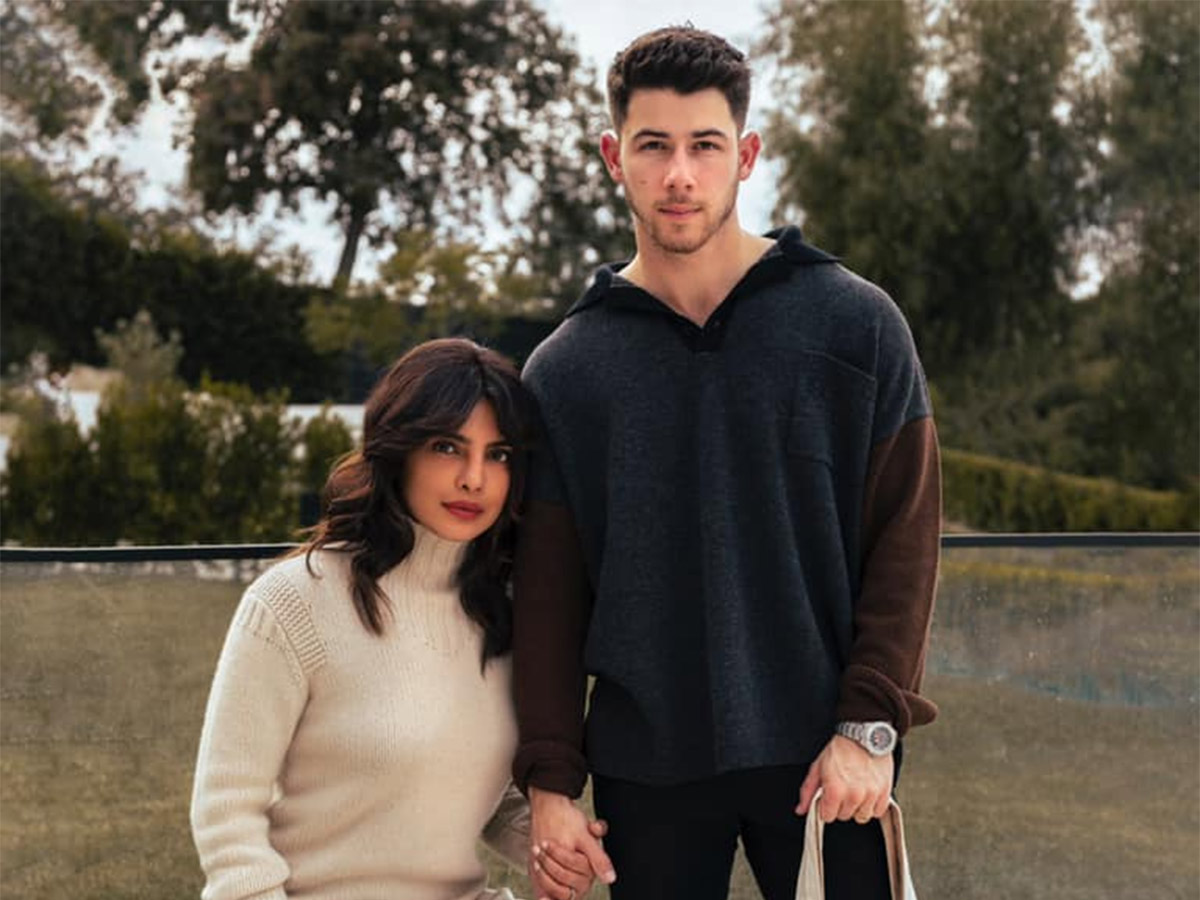 Priyanka_20Chopra_20And_20Nick_20Jonas_20Photos-17.jpg 17