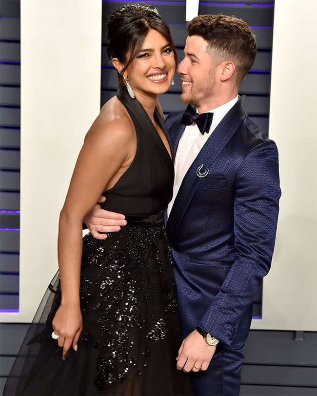 Priyanka_20Chopra_20And_20Nick_20Jonas_20Photos-23.jpg 23