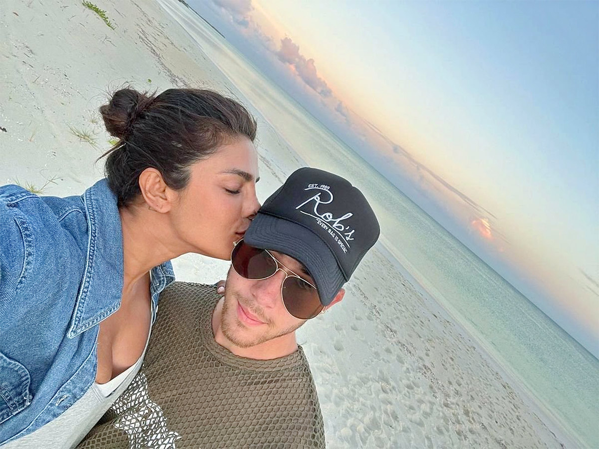 Priyanka_20Chopra_20And_20Nick_20Jonas_20Photos-3.jpg 3