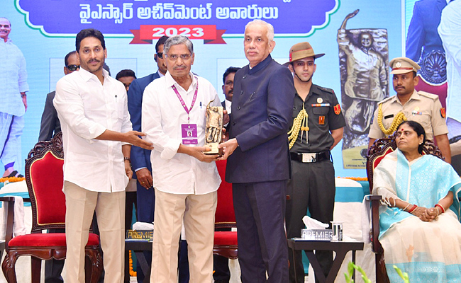 AP_20Governor_20Abdul_20Nazeer_20And_20YS_20Jagan_20presents_20YSR_20Achievement_20Awards-2023_20Photos_10.jpg 10