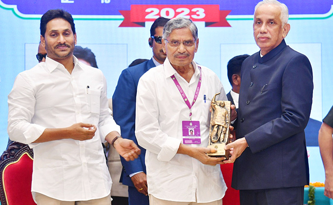 AP_20Governor_20Abdul_20Nazeer_20And_20YS_20Jagan_20presents_20YSR_20Achievement_20Awards-2023_20Photos_11.jpg 11