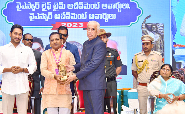 AP_20Governor_20Abdul_20Nazeer_20And_20YS_20Jagan_20presents_20YSR_20Achievement_20Awards-2023_20Photos_12.jpg 12