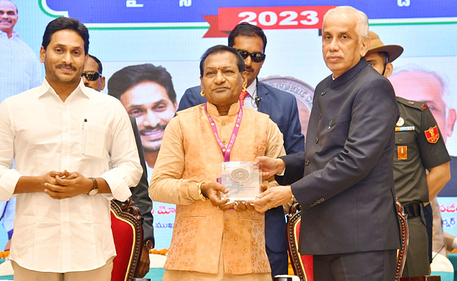 AP_20Governor_20Abdul_20Nazeer_20And_20YS_20Jagan_20presents_20YSR_20Achievement_20Awards-2023_20Photos_13.jpg 13